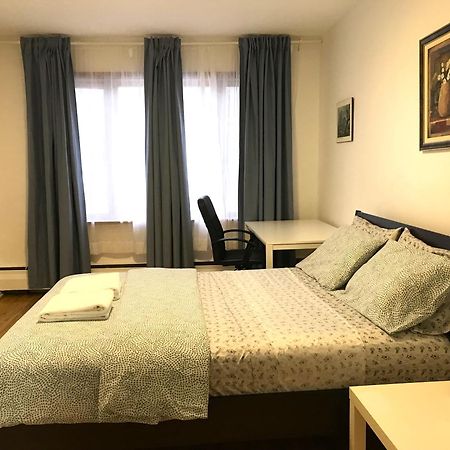 Big Private Room Midmontreal Next To Station Metro - Parking Free المظهر الخارجي الصورة