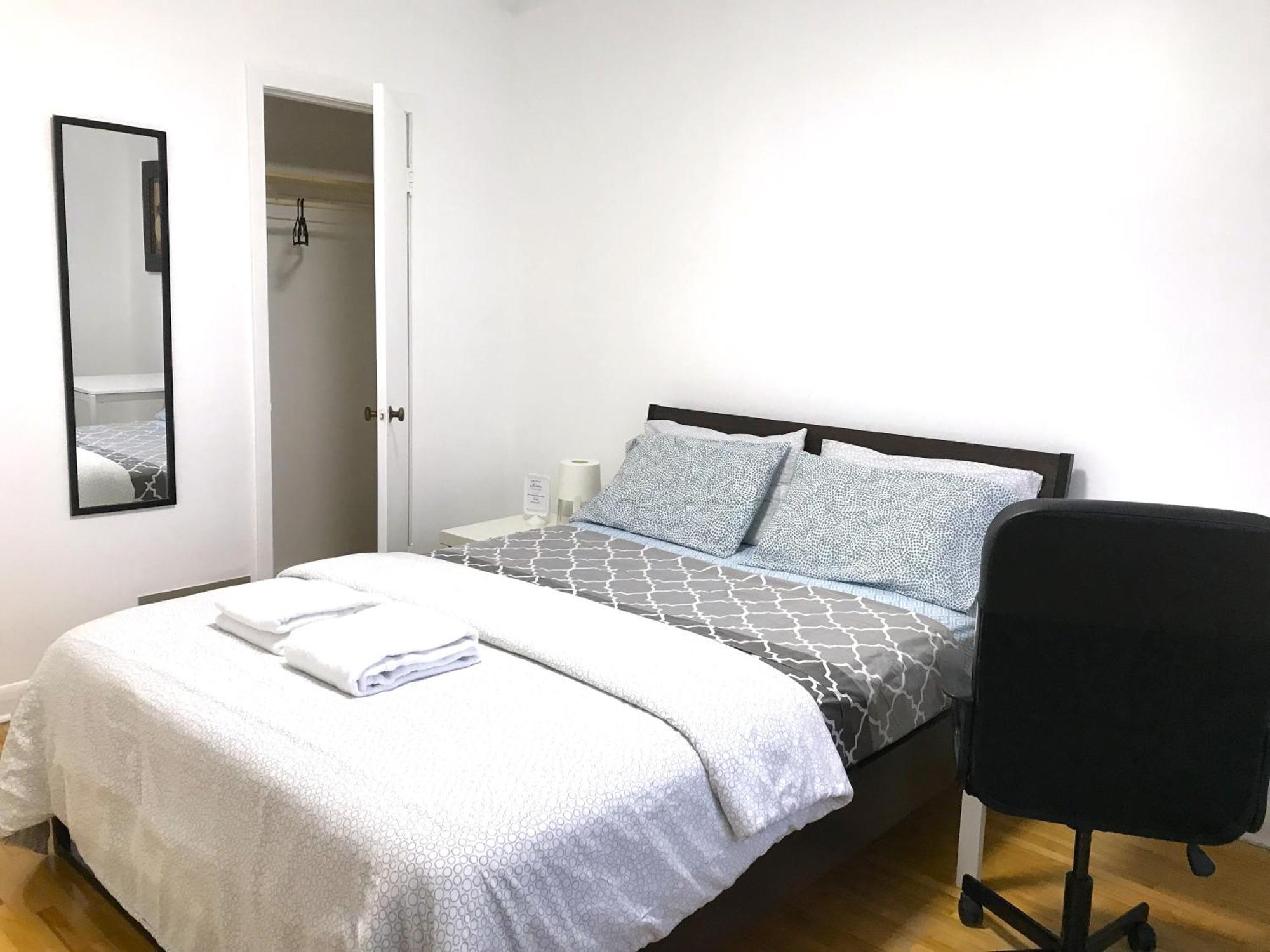 Big Private Room Midmontreal Next To Station Metro - Parking Free المظهر الخارجي الصورة