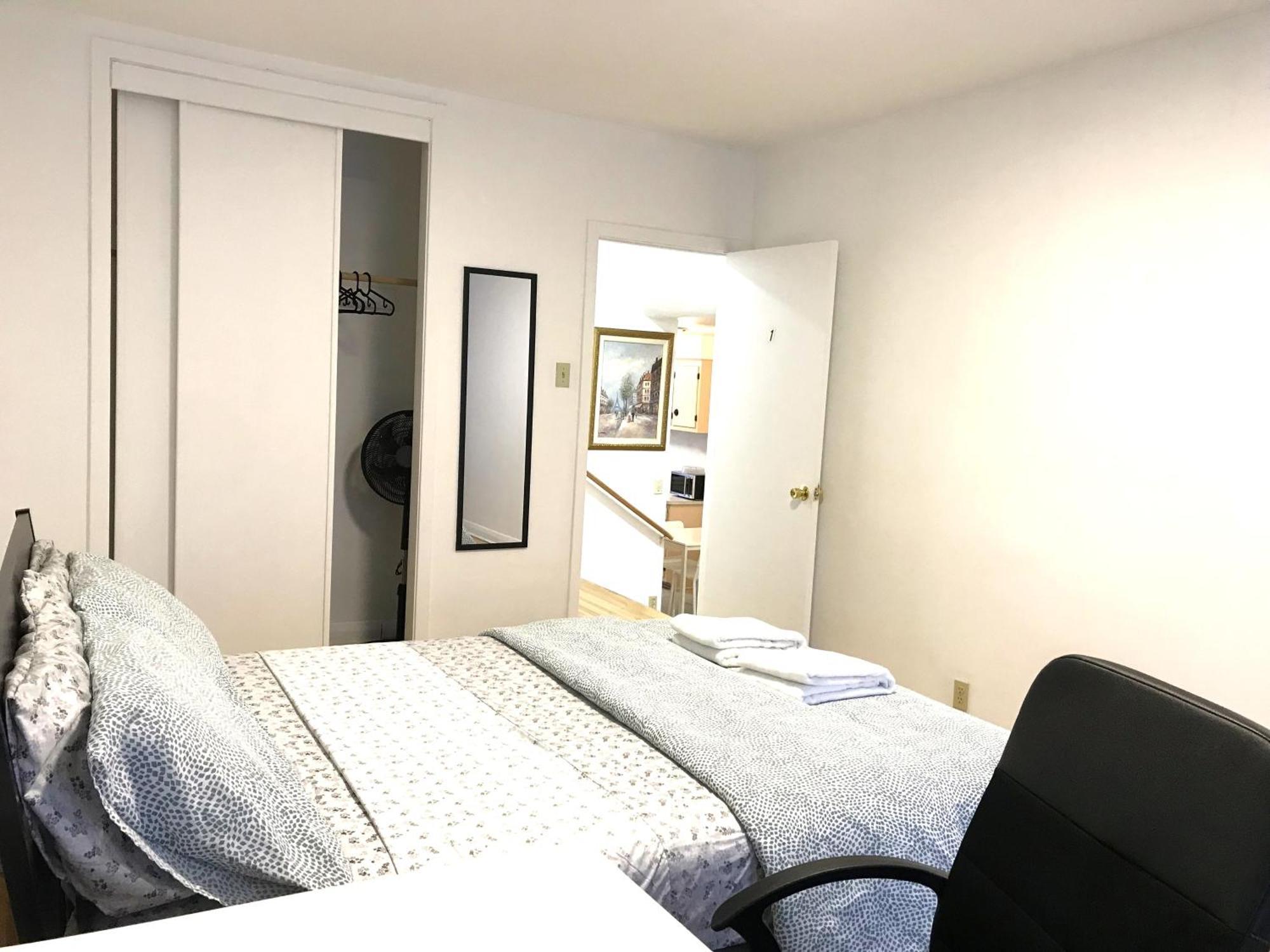 Big Private Room Midmontreal Next To Station Metro - Parking Free المظهر الخارجي الصورة