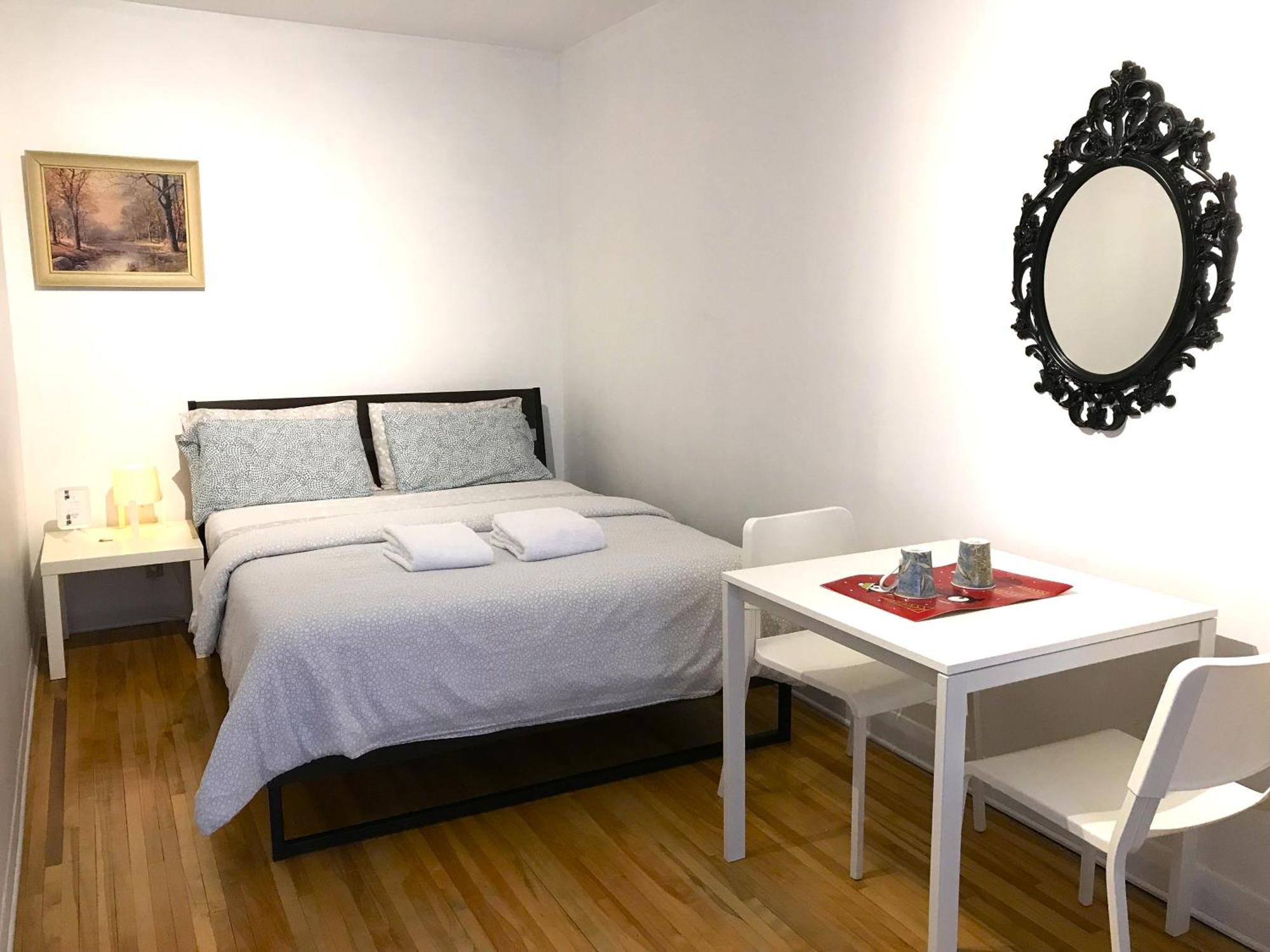 Big Private Room Midmontreal Next To Station Metro - Parking Free المظهر الخارجي الصورة