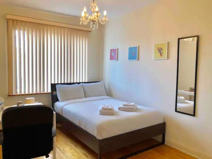 Big Private Room Midmontreal Next To Station Metro - Parking Free المظهر الخارجي الصورة